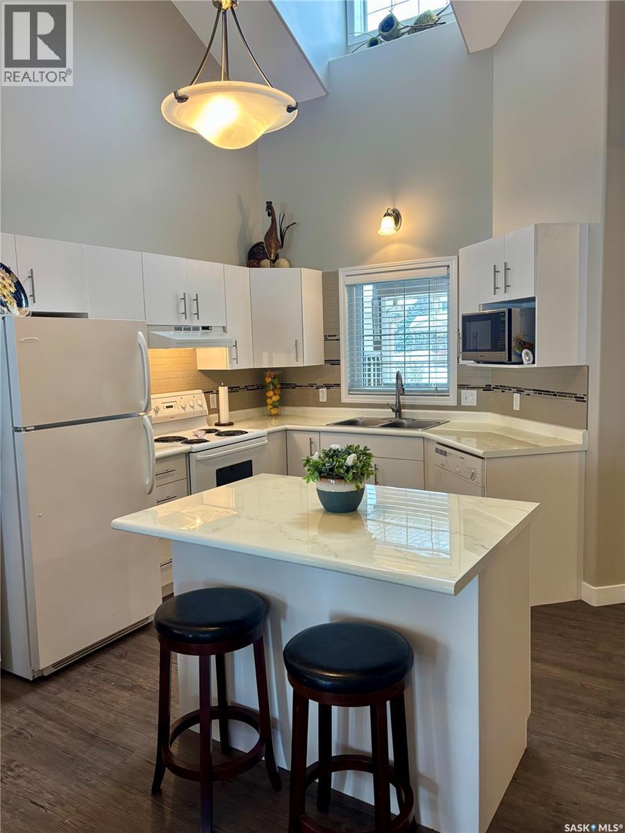 66 Eagle View Way, Elk Ridge, SK - Indoor Photo Showing Kitchen