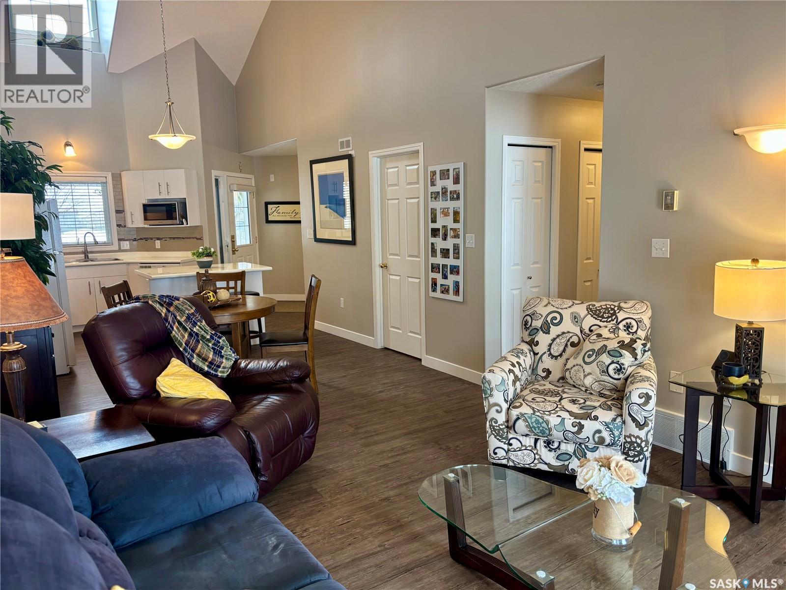 66 Eagle View Way, Elk Ridge, SK - Indoor Photo Showing Living Room