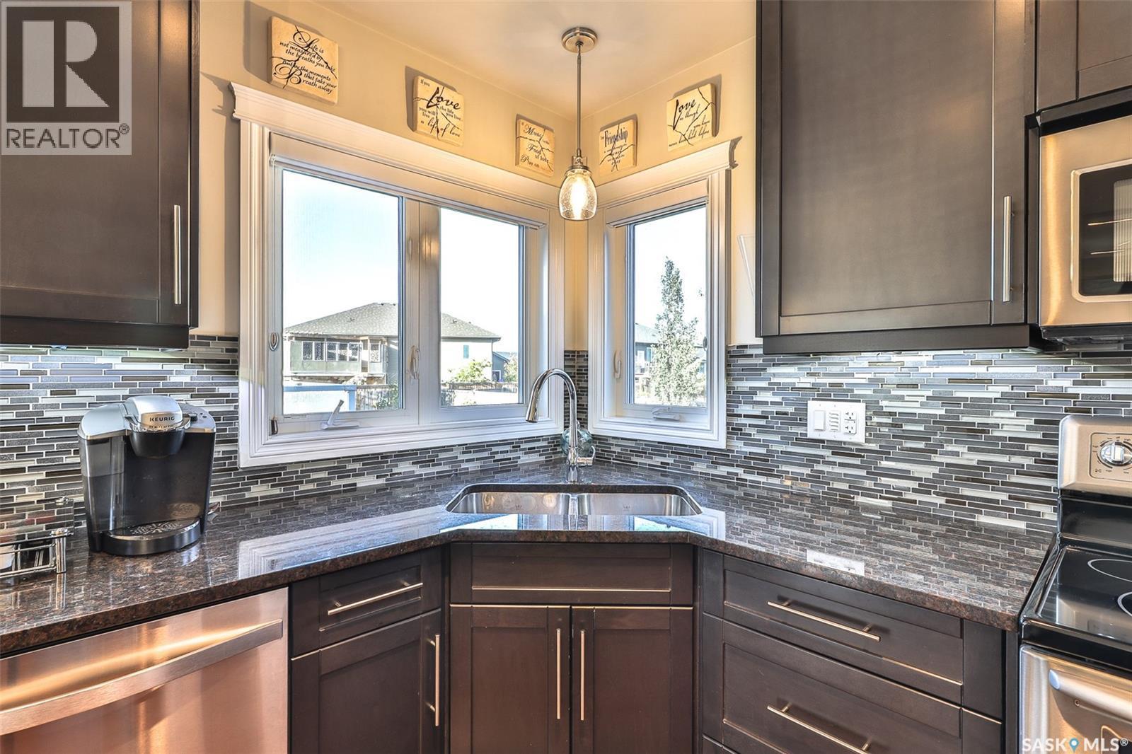 200 Clubhouse Boulevard E, Warman, SK - Indoor Photo Showing Kitchen With Upgraded Kitchen