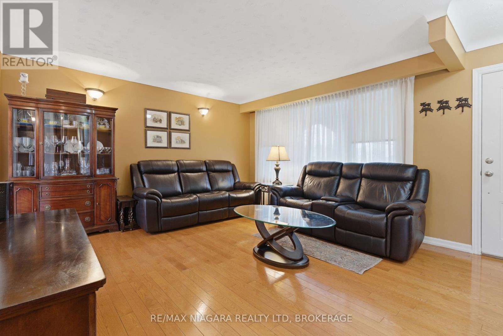 57 Meredith Drive, St. Catharines (Carlton/Bunting), ON - Indoor Photo Showing Living Room