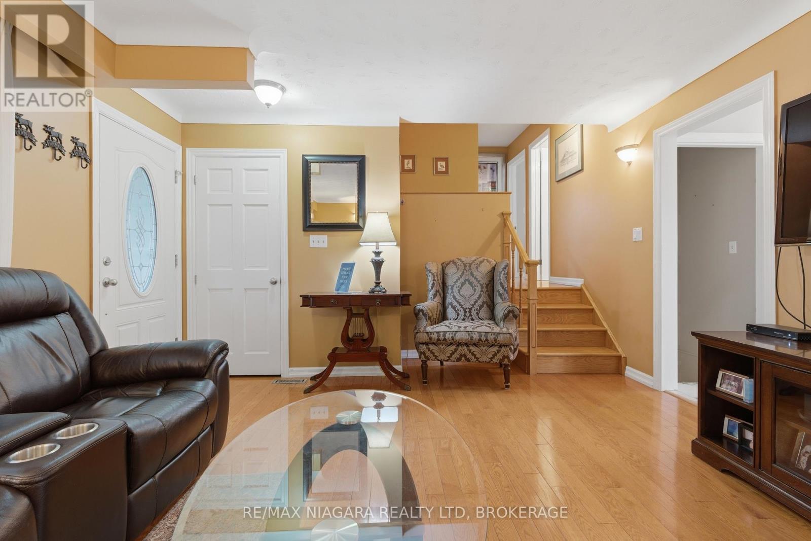 57 Meredith Drive, St. Catharines (Carlton/Bunting), ON - Indoor Photo Showing Living Room