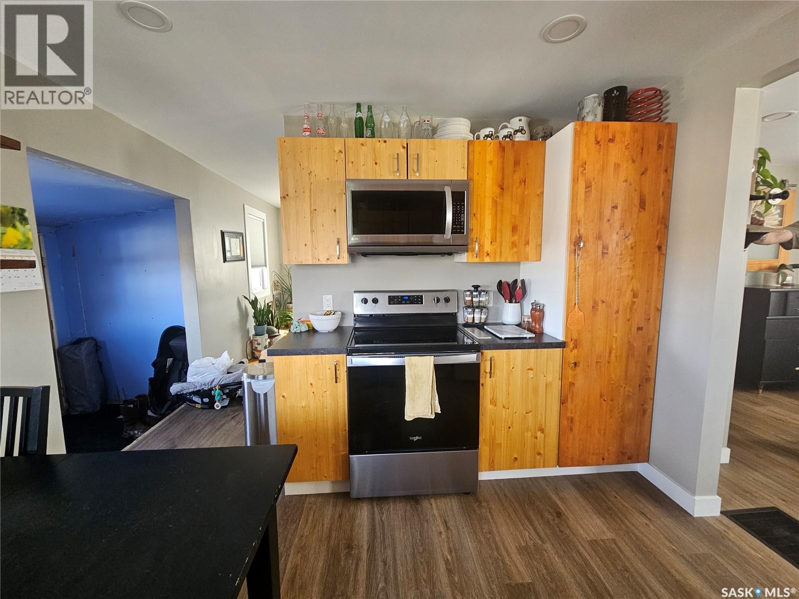 20 15Th Avenue Se, Swift Current, SK - Indoor Photo Showing Kitchen
