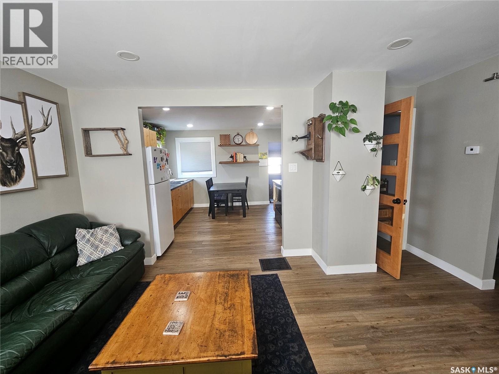 20 15Th Avenue Se, Swift Current, SK - Indoor Photo Showing Living Room