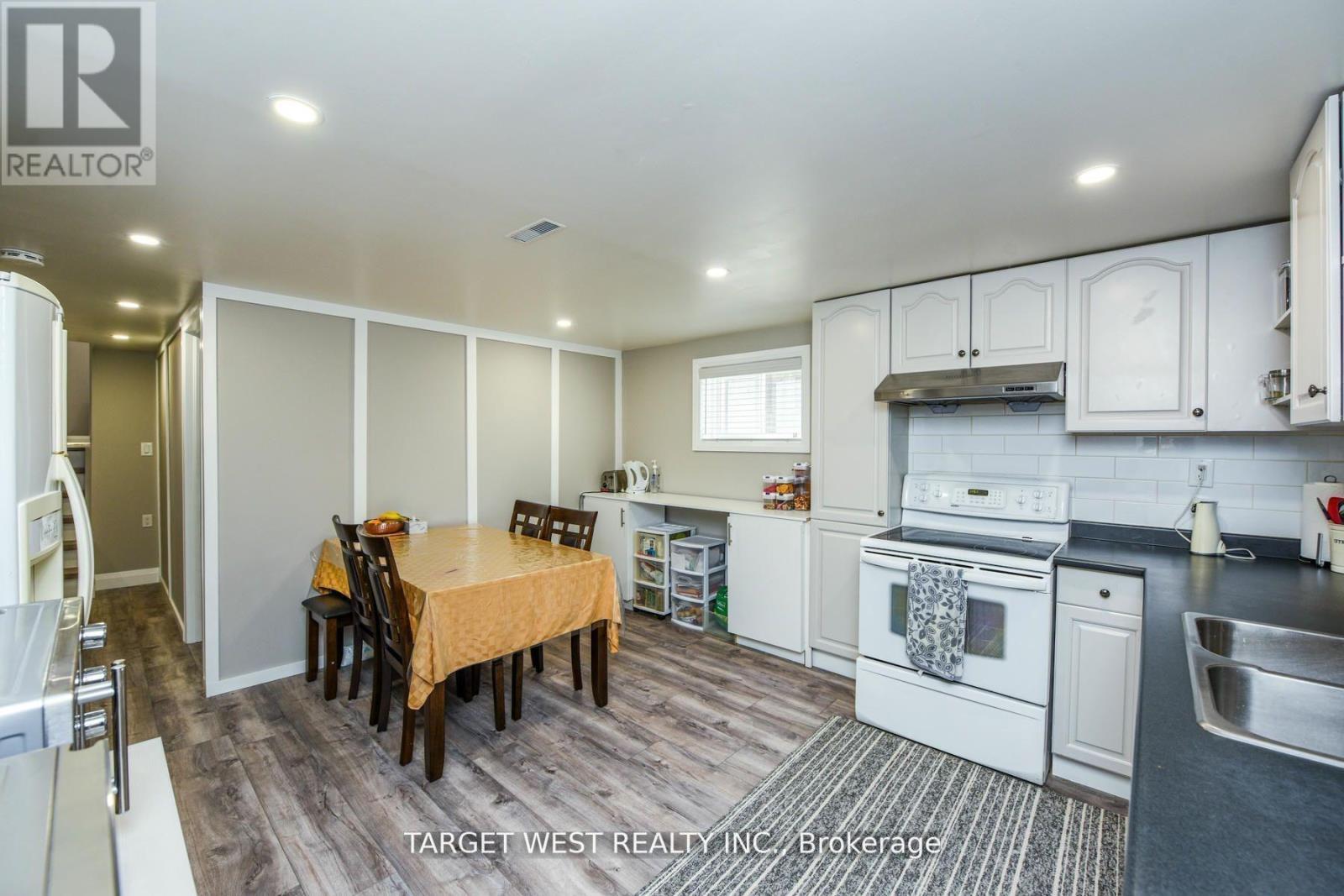 1443 Saginaw Crescent, Mississauga, ON - Indoor Photo Showing Kitchen With Double Sink