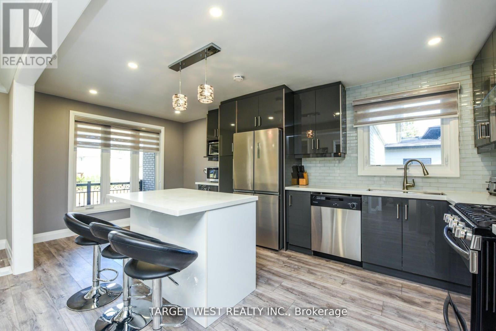 1443 Saginaw Crescent, Mississauga, ON - Indoor Photo Showing Kitchen With Upgraded Kitchen