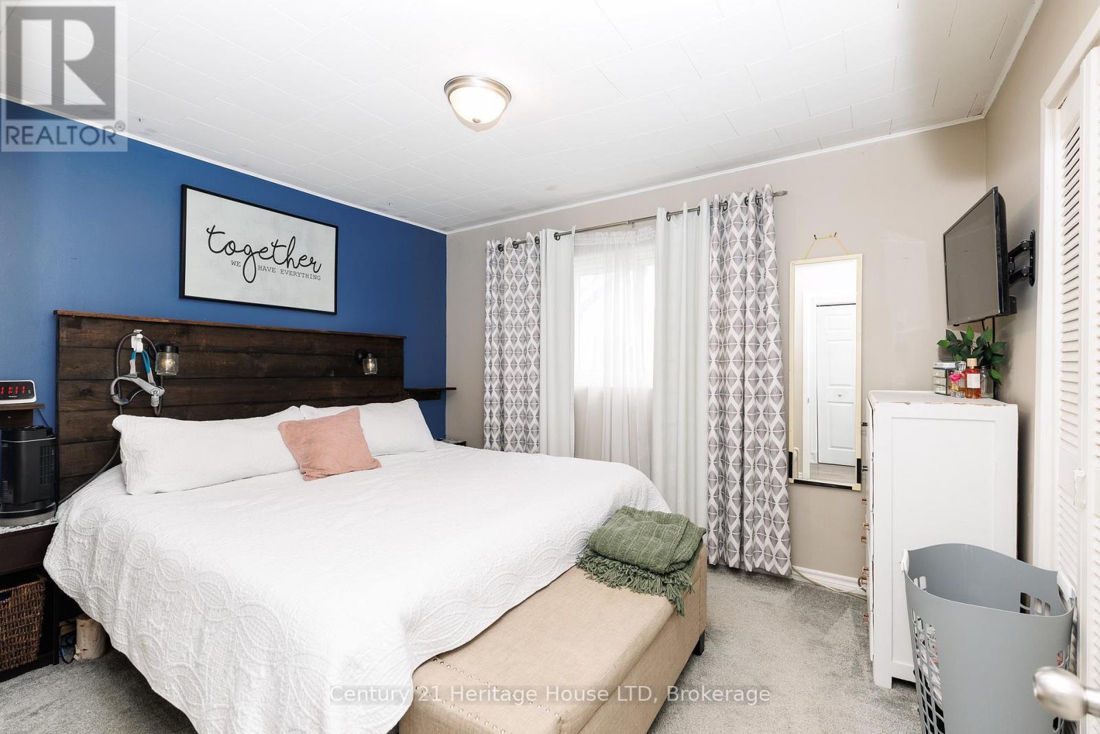 Bedroom 1 - 211 Grantham Avenue, St. Catharines (Facer), ON - Indoor Photo Showing Bedroom