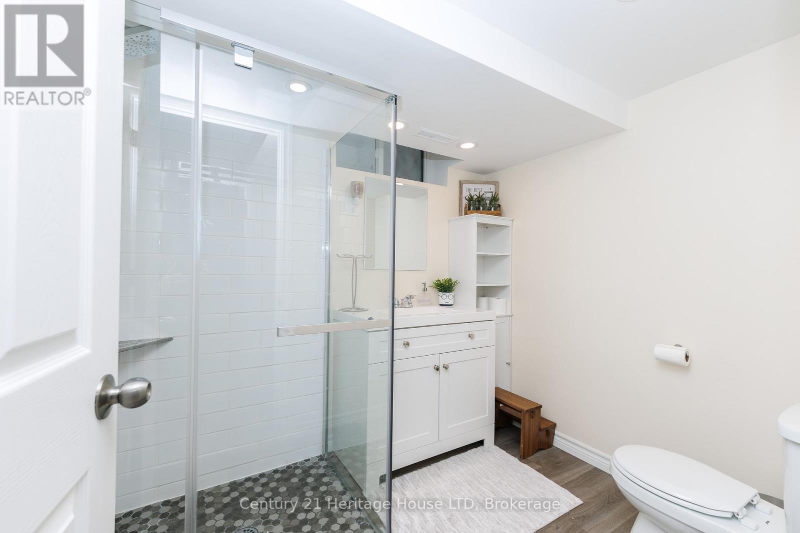 Lower Level 3 pc bath - 211 Grantham Avenue, St. Catharines (Facer), ON - Indoor Photo Showing Bathroom