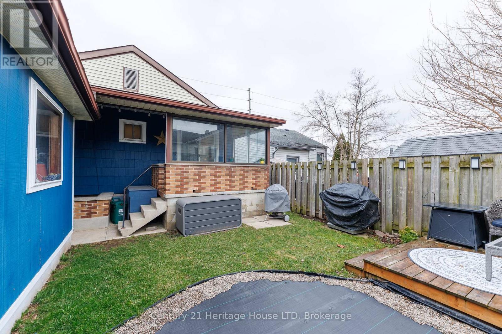 Covered back porch - 211 Grantham Avenue, St. Catharines (Facer), ON - Outdoor With Deck Patio Veranda