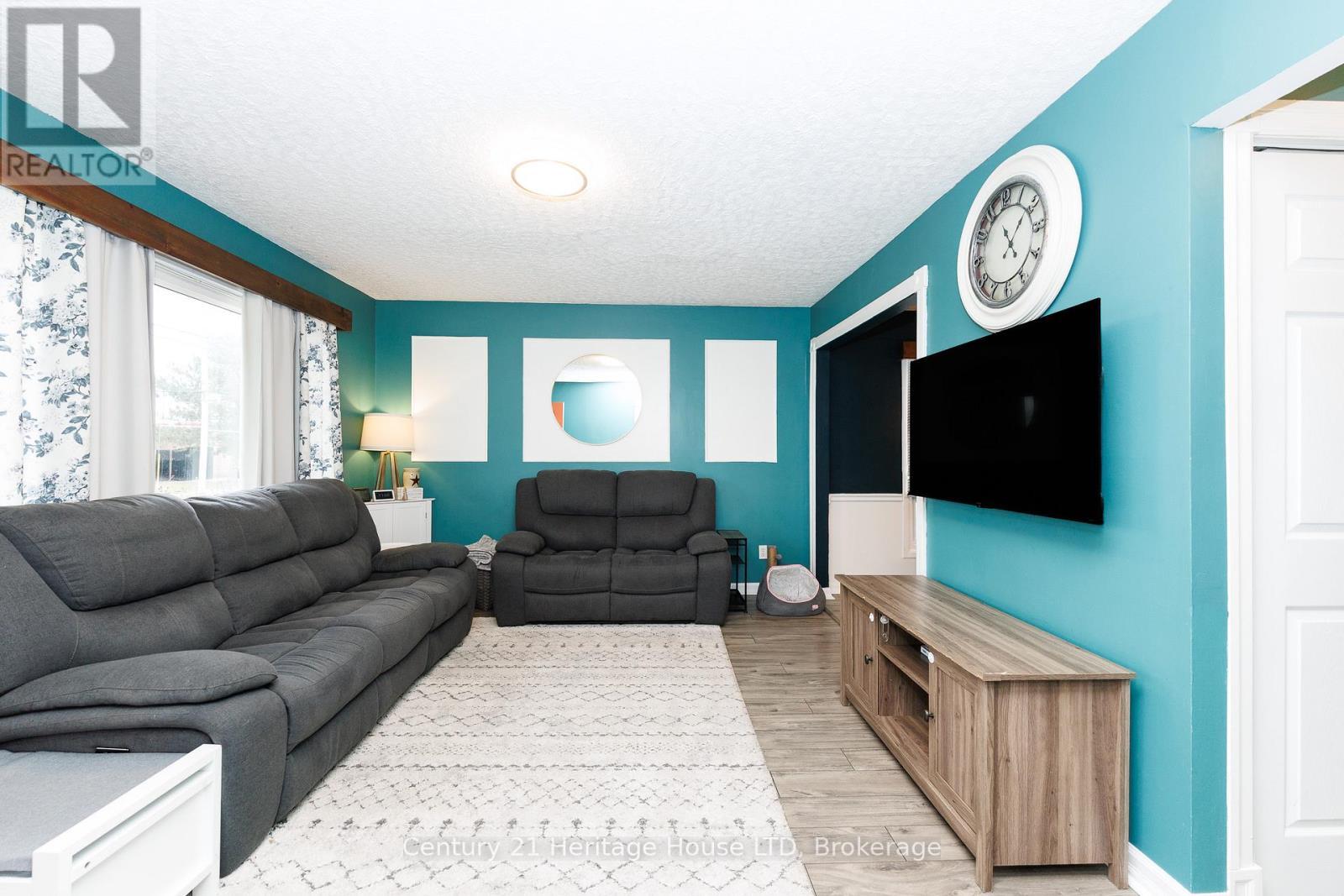 Living Room - 211 Grantham Avenue, St. Catharines (Facer), ON - Indoor Photo Showing Living Room