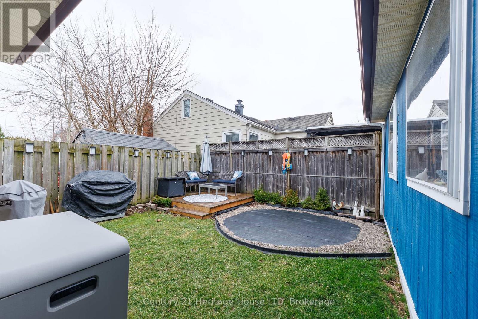Fully Fenced Yard - 211 Grantham Avenue, St. Catharines (Facer), ON - Outdoor With Deck Patio Veranda With Exterior