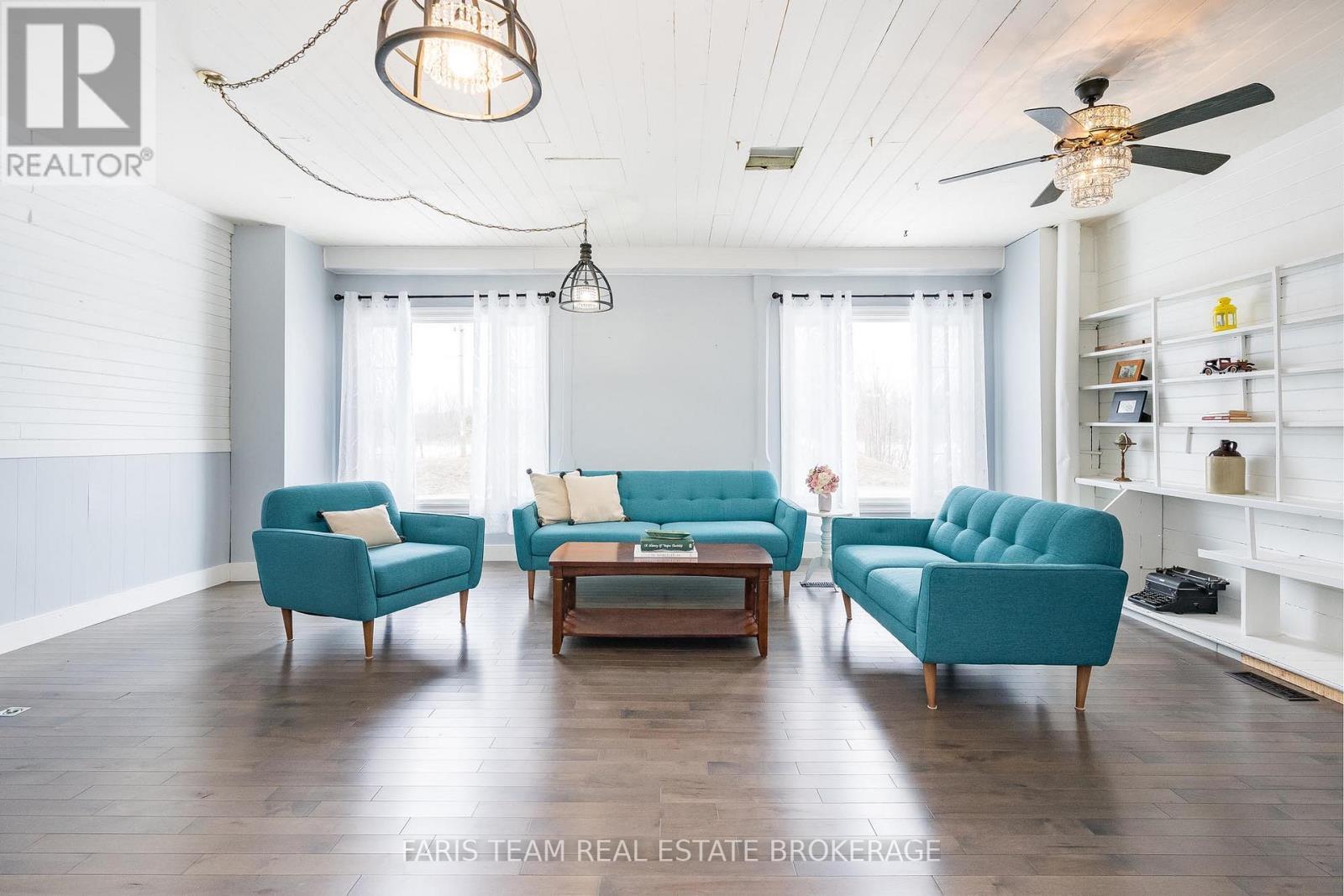 4047 Horseshoe Valley Road W, Springwater, ON - Indoor Photo Showing Living Room