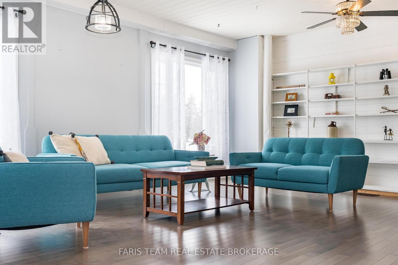4047 Horseshoe Valley Road W, Springwater, ON - Indoor Photo Showing Living Room