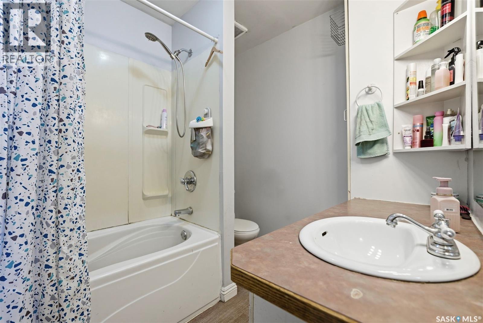 638 M Avenue S, Saskatoon, SK - Indoor Photo Showing Bathroom