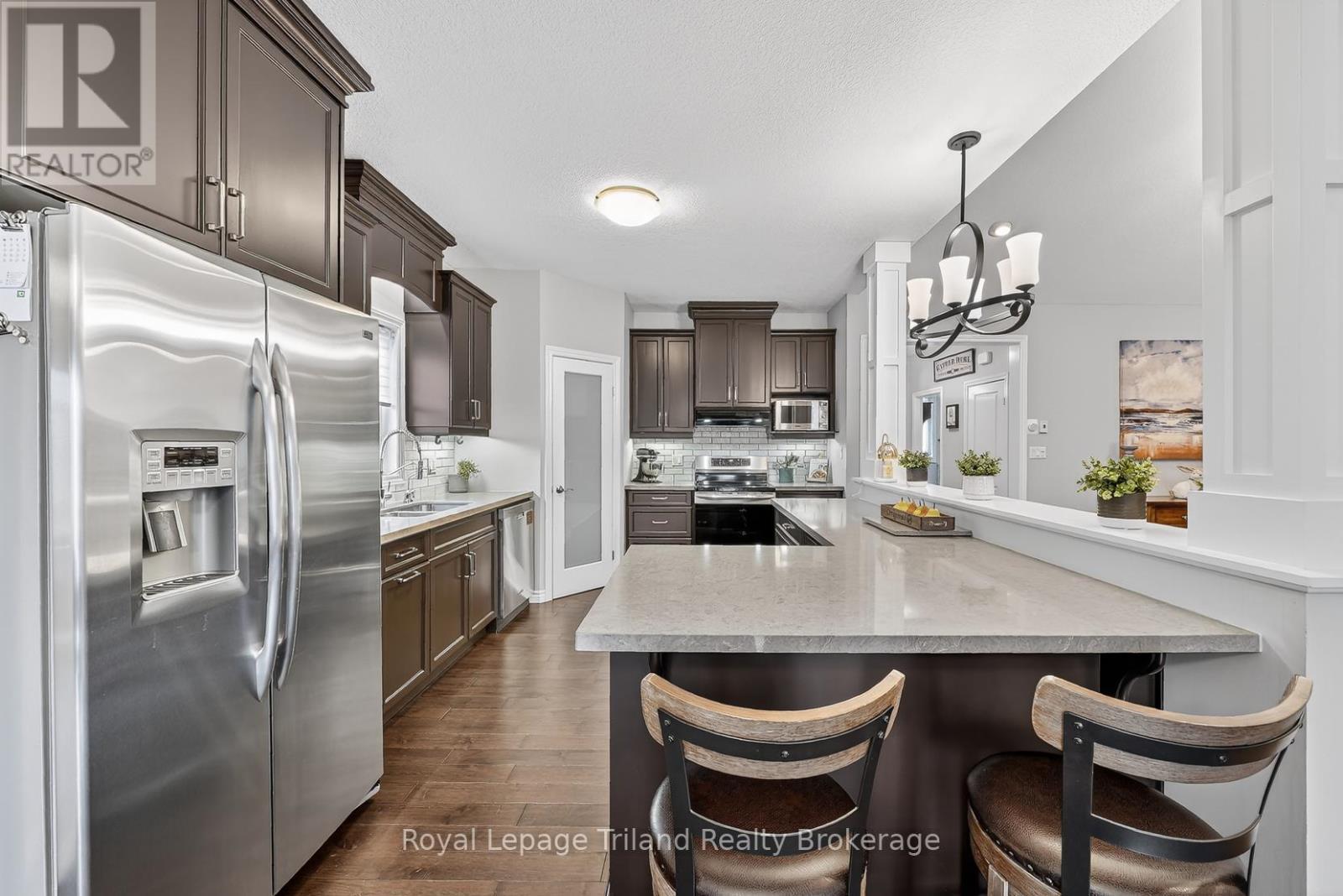 Kitchen - corner pantry - 46 Colin Avenue, Tillsonburg, ON - Indoor Photo Showing Kitchen With Upgraded Kitchen