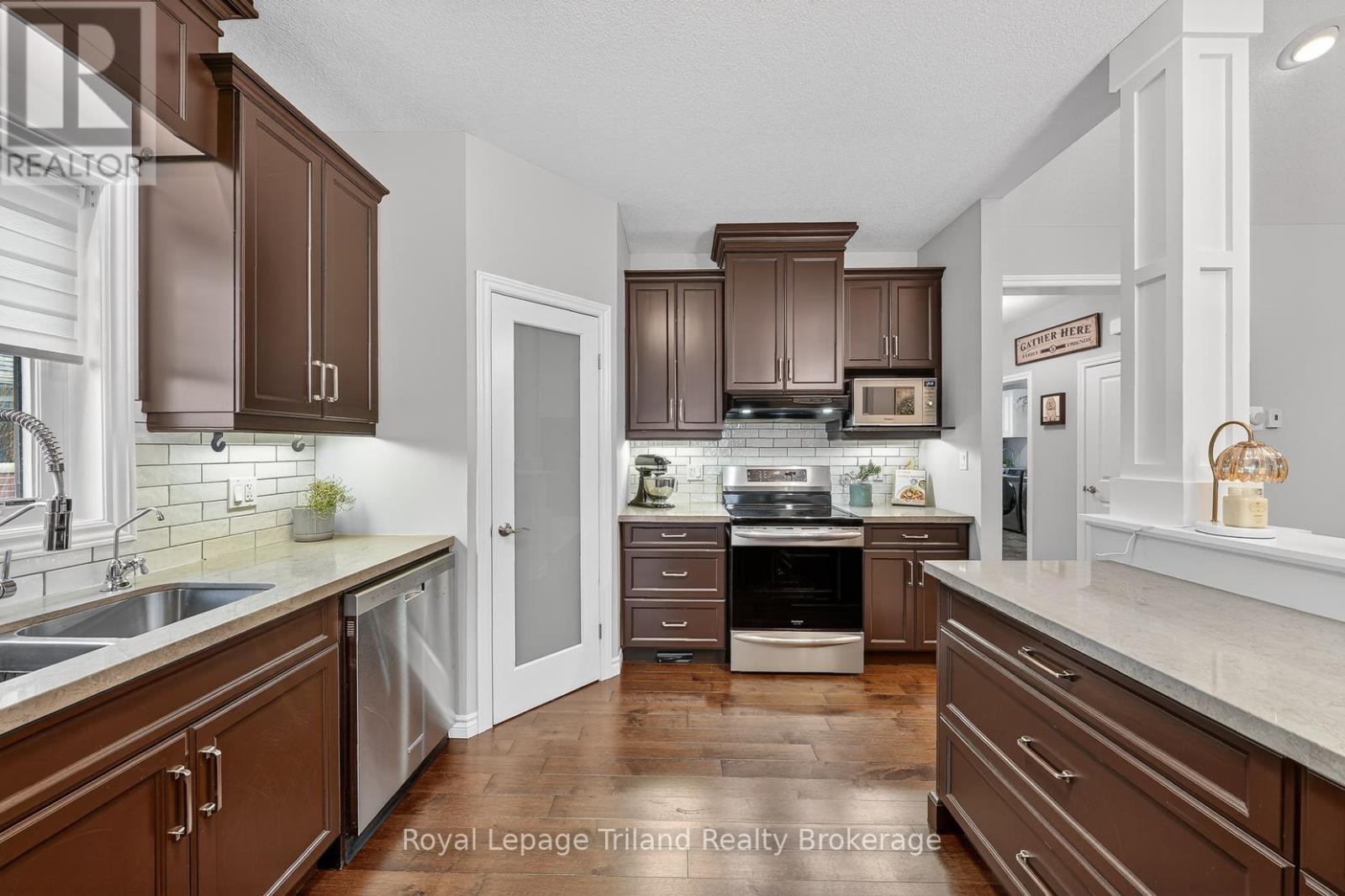 Kitchen - 46 Colin Avenue, Tillsonburg, ON - Indoor Photo Showing Kitchen With Double Sink With Upgraded Kitchen