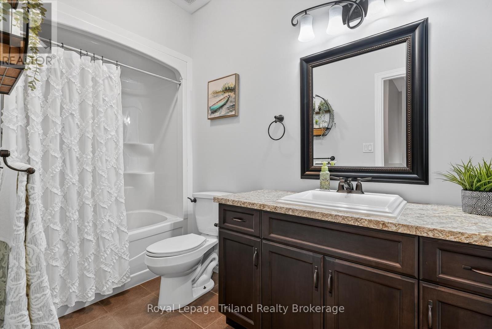 Main 4pc Bath - 46 Colin Avenue, Tillsonburg, ON - Indoor Photo Showing Bathroom
