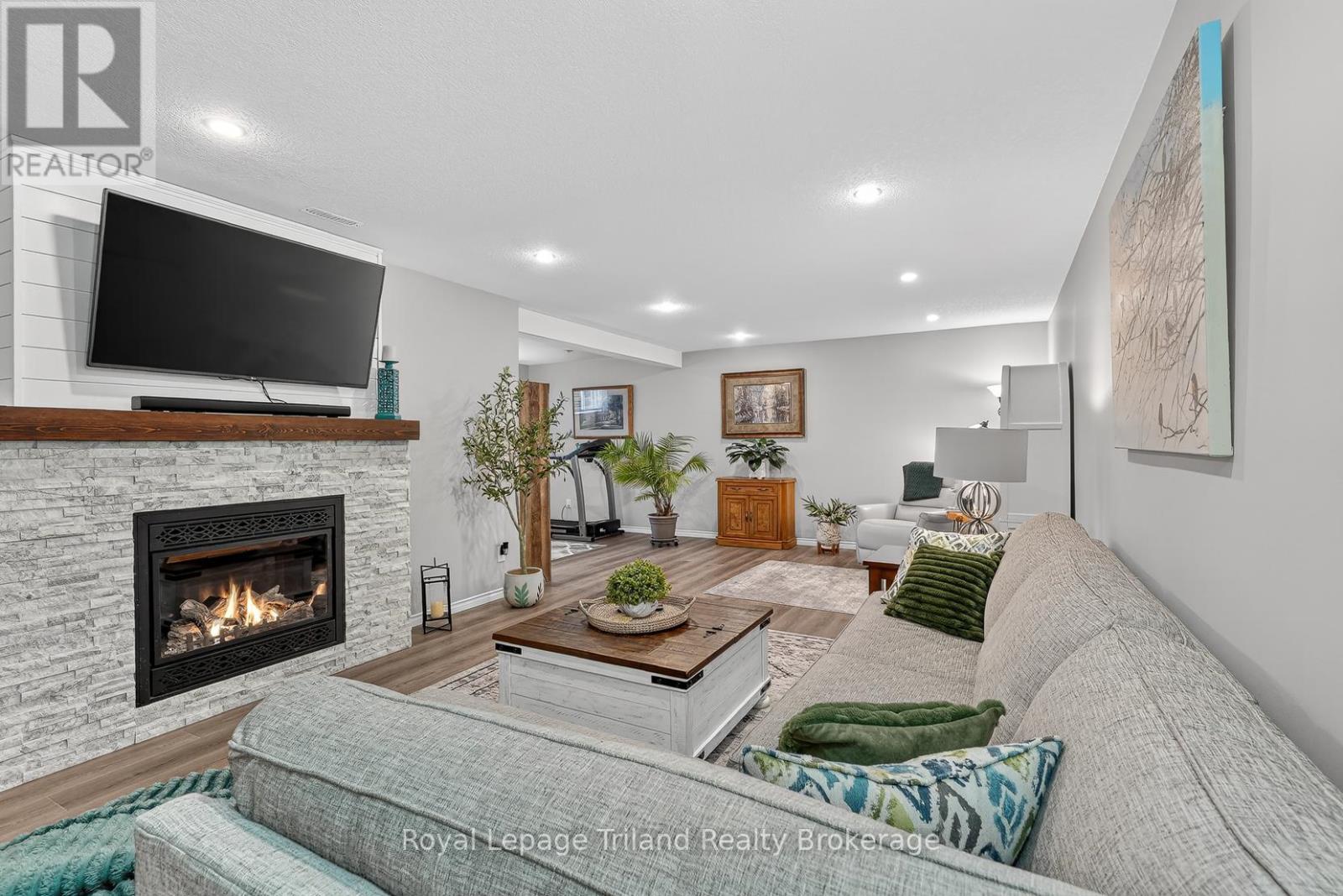 Family Room - gas fireplace - 46 Colin Avenue, Tillsonburg, ON - Indoor Photo Showing Living Room With Fireplace