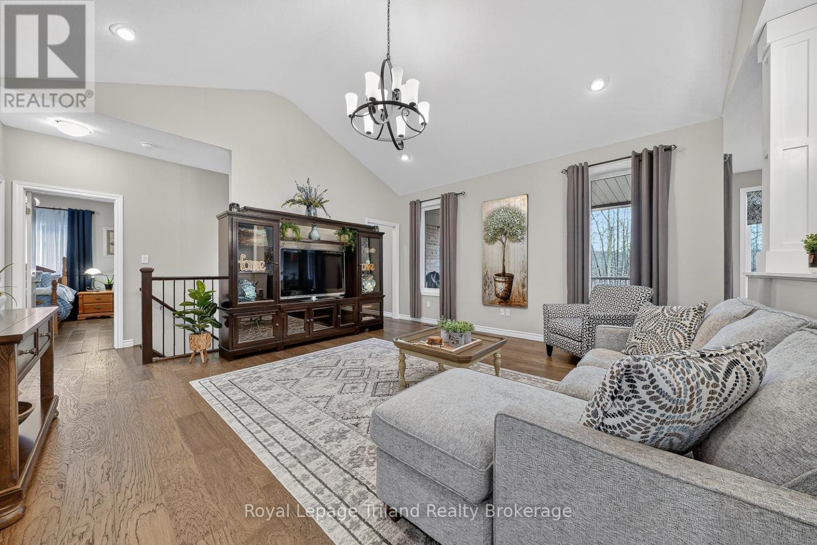 Living Room with vaulted ceiling - 46 Colin Avenue, Tillsonburg, ON - Indoor Photo Showing Living Room