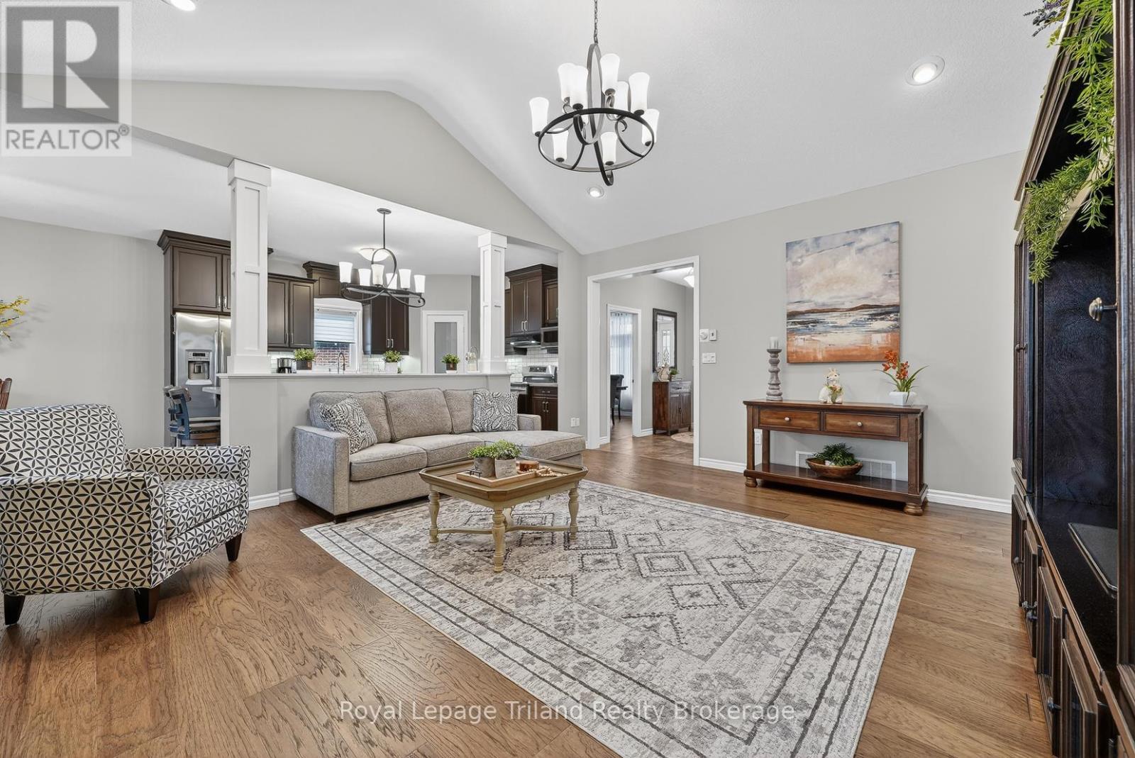 Living Room - 46 Colin Avenue, Tillsonburg, ON - Indoor Photo Showing Living Room