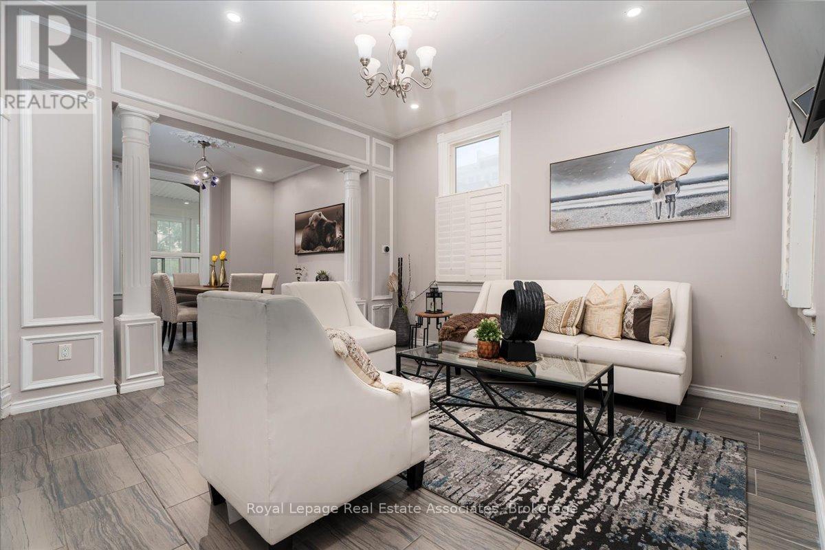 123 Market Street, Hamilton, ON - Indoor Photo Showing Living Room