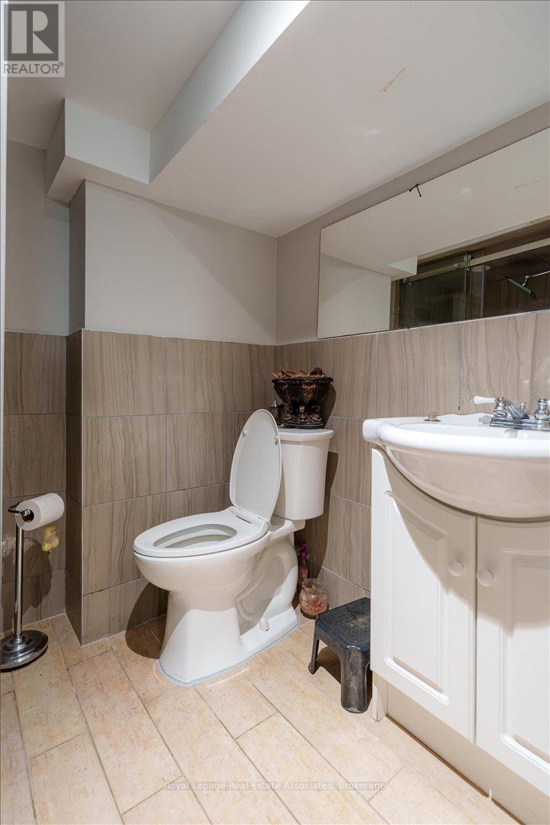 123 Market Street, Hamilton, ON - Indoor Photo Showing Bathroom