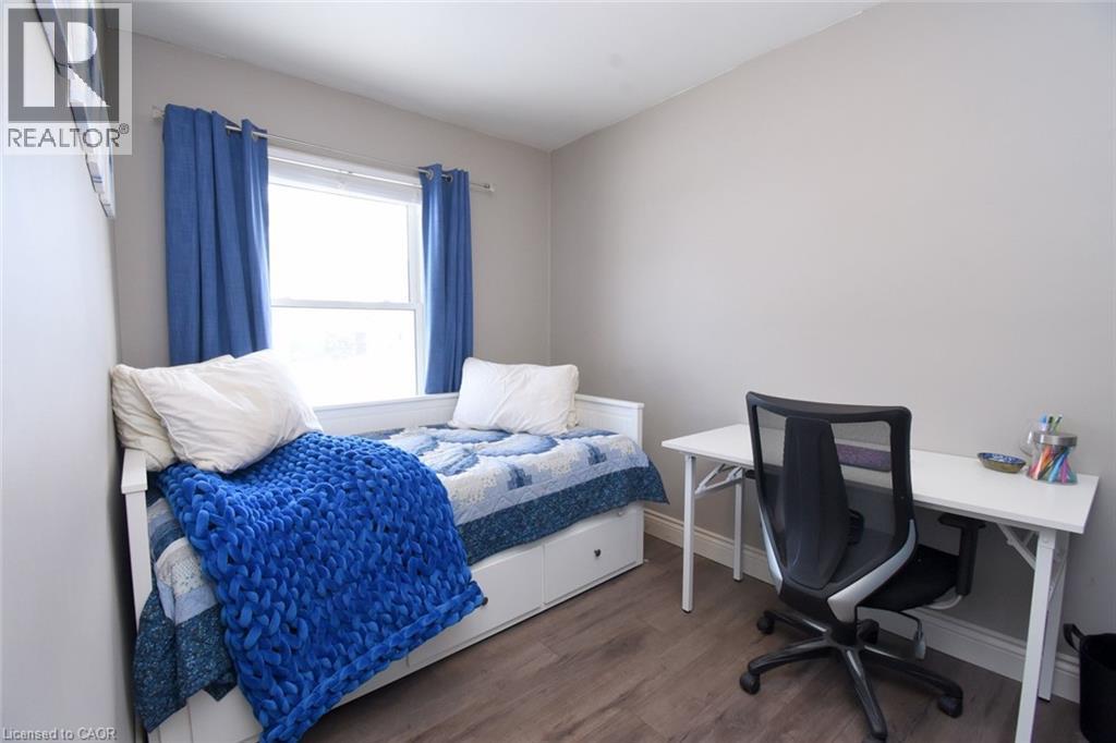 302 East 27Th Street, Hamilton, ON - Indoor Photo Showing Bedroom