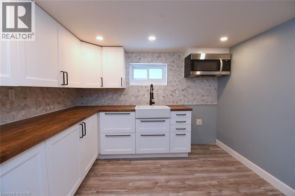 302 East 27Th Street, Hamilton, ON - Indoor Photo Showing Kitchen