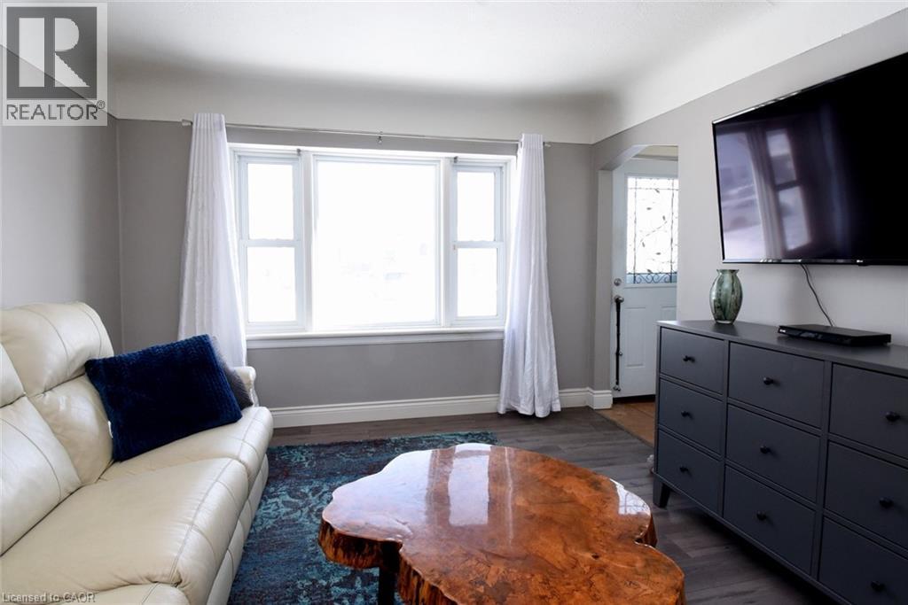 302 East 27Th Street, Hamilton, ON - Indoor Photo Showing Bedroom
