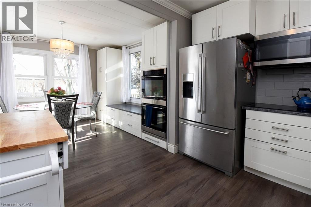 302 East 27Th Street, Hamilton, ON - Indoor Photo Showing Kitchen