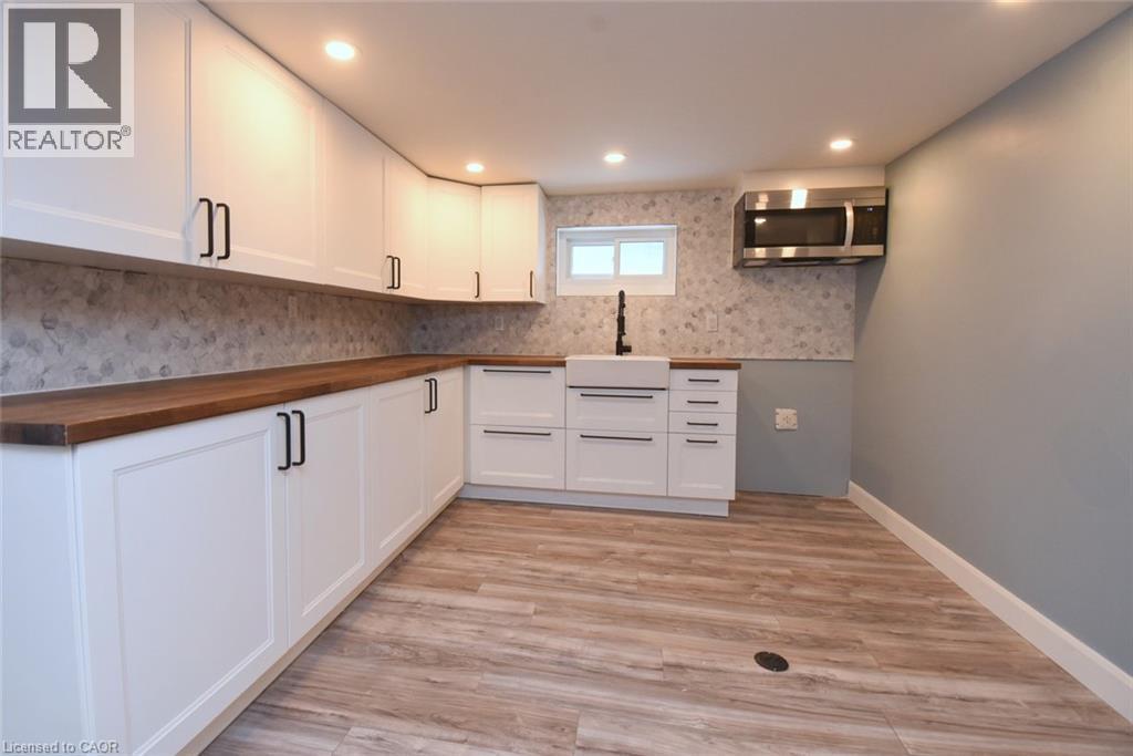 302 East 27Th Street, Hamilton, ON - Indoor Photo Showing Kitchen