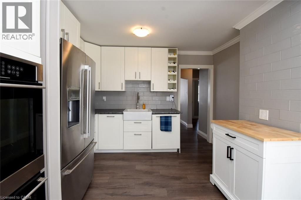 302 East 27Th Street, Hamilton, ON - Indoor Photo Showing Kitchen