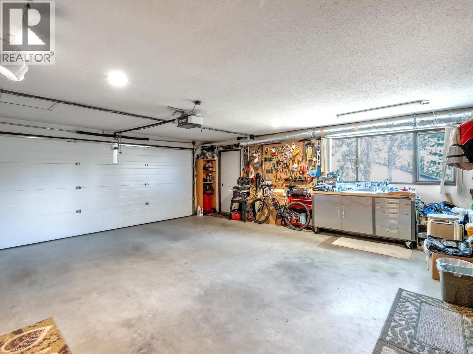1776 Keloka Drive, West Kelowna, BC - Indoor Photo Showing Garage