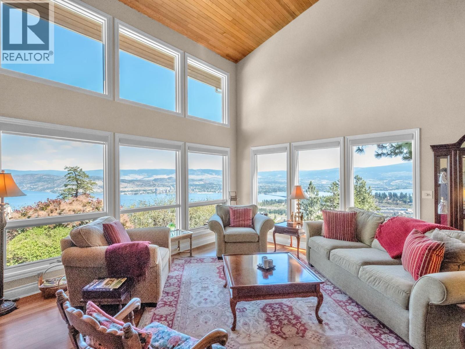 1776 Keloka Drive, West Kelowna, BC - Indoor Photo Showing Living Room