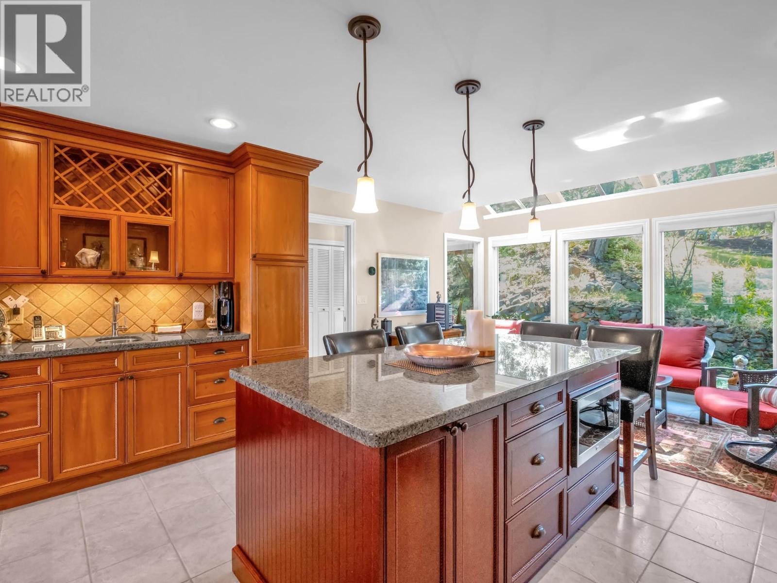 1776 Keloka Drive, West Kelowna, BC - Indoor Photo Showing Kitchen