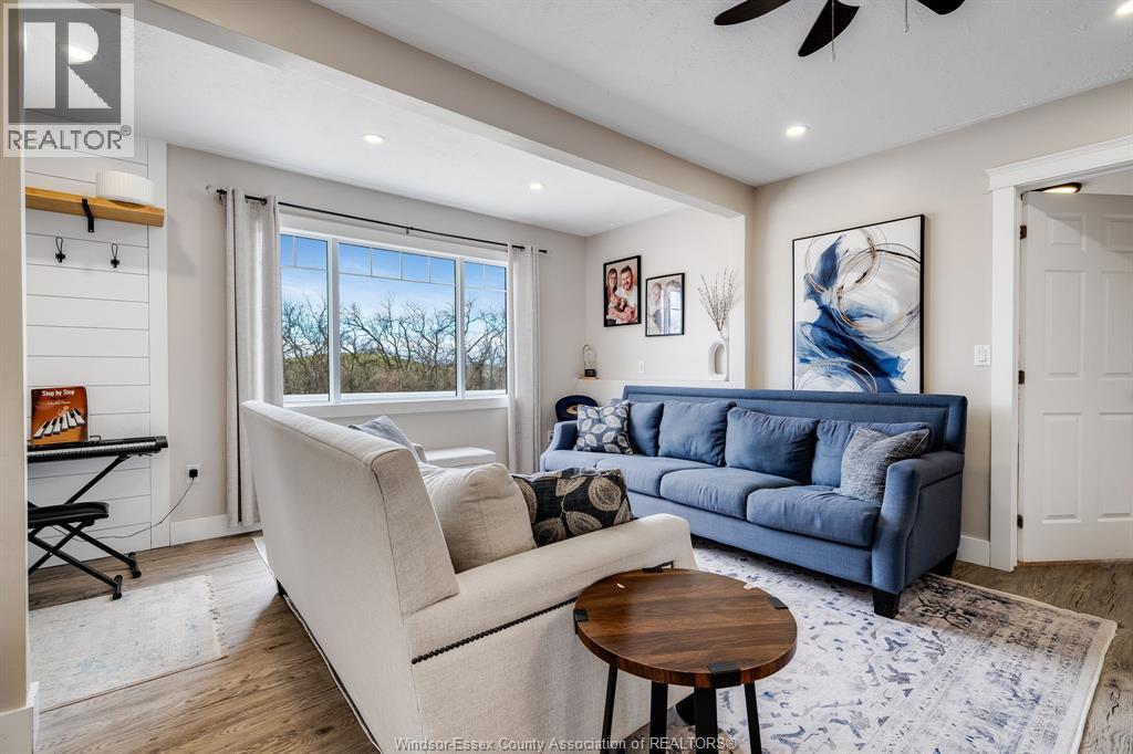 496 County Rd 34, Ruthven, ON - Indoor Photo Showing Living Room
