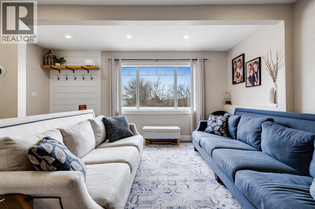 496 County Rd 34, Ruthven, ON - Indoor Photo Showing Living Room