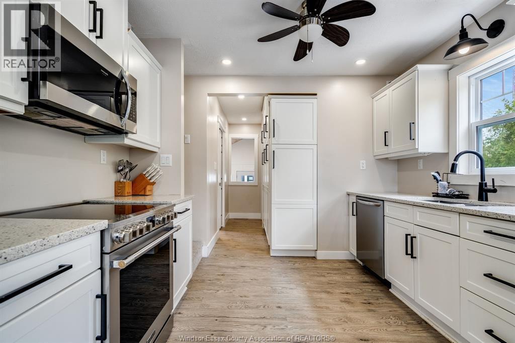 496 County Rd 34, Ruthven, ON - Indoor Photo Showing Kitchen With Upgraded Kitchen