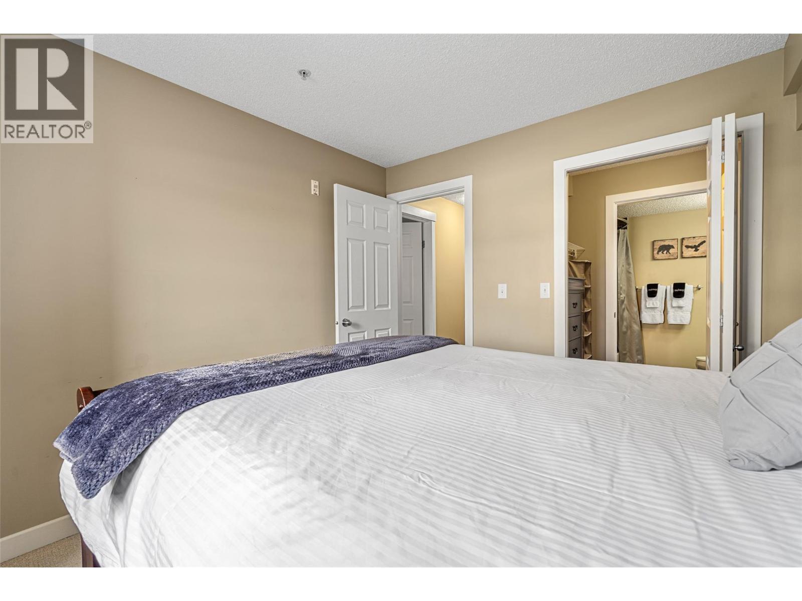 205 Third Avenue Unit# 1102, Invermere, BC - Indoor Photo Showing Bedroom