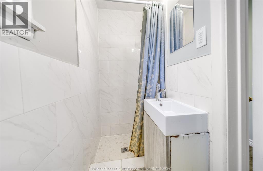 358 Partington, Windsor, ON - Indoor Photo Showing Bathroom