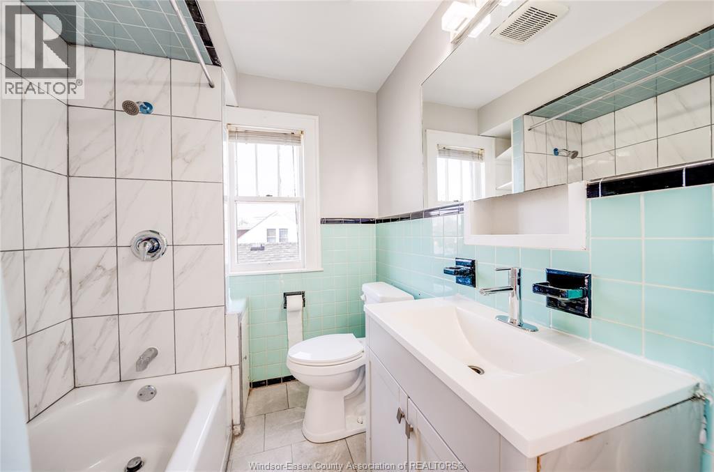 358 Partington, Windsor, ON - Indoor Photo Showing Bathroom