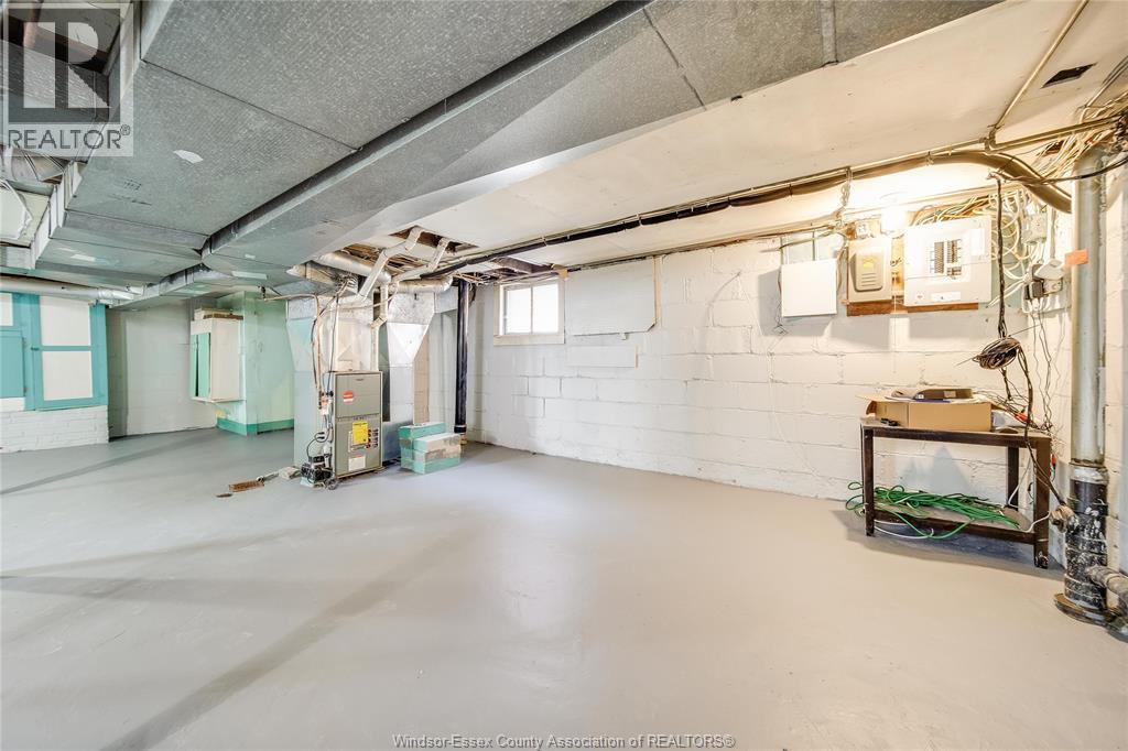 358 Partington, Windsor, ON - Indoor Photo Showing Garage