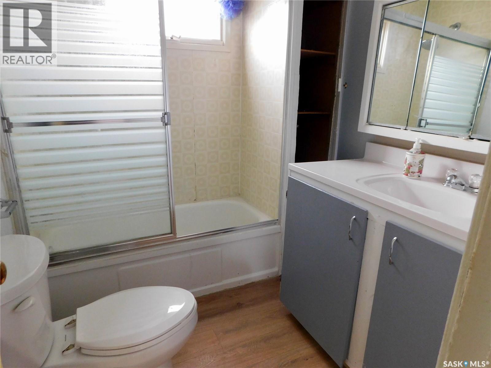 214 2Nd Street E, Lafleche, SK - Indoor Photo Showing Bathroom