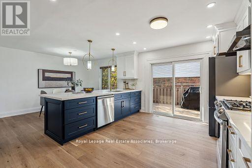 20 Suburban Drive, Mississauga, ON - Indoor Photo Showing Kitchen With Upgraded Kitchen