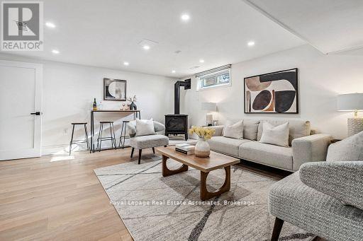 20 Suburban Drive, Mississauga, ON - Indoor Photo Showing Living Room