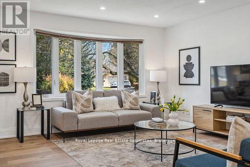 20 Suburban Drive, Mississauga, ON - Indoor Photo Showing Living Room