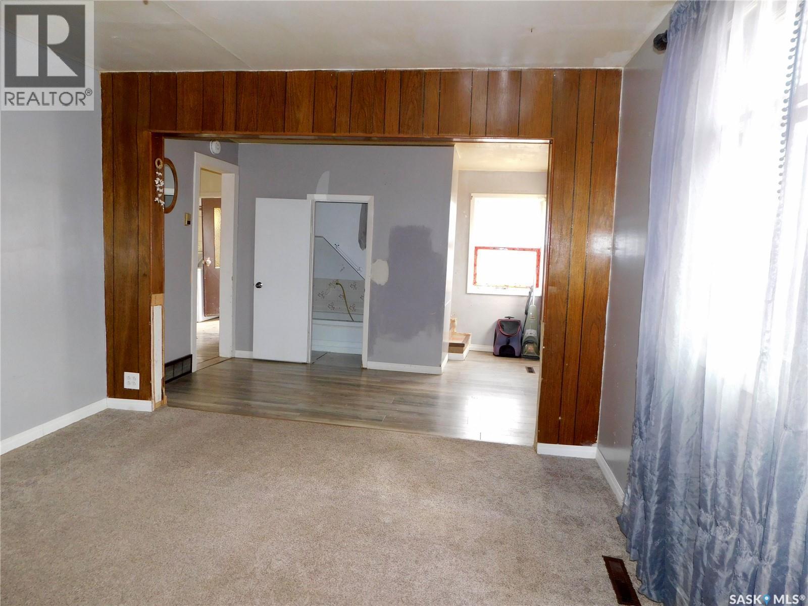 220 2Nd Street E, Lafleche, SK - Indoor