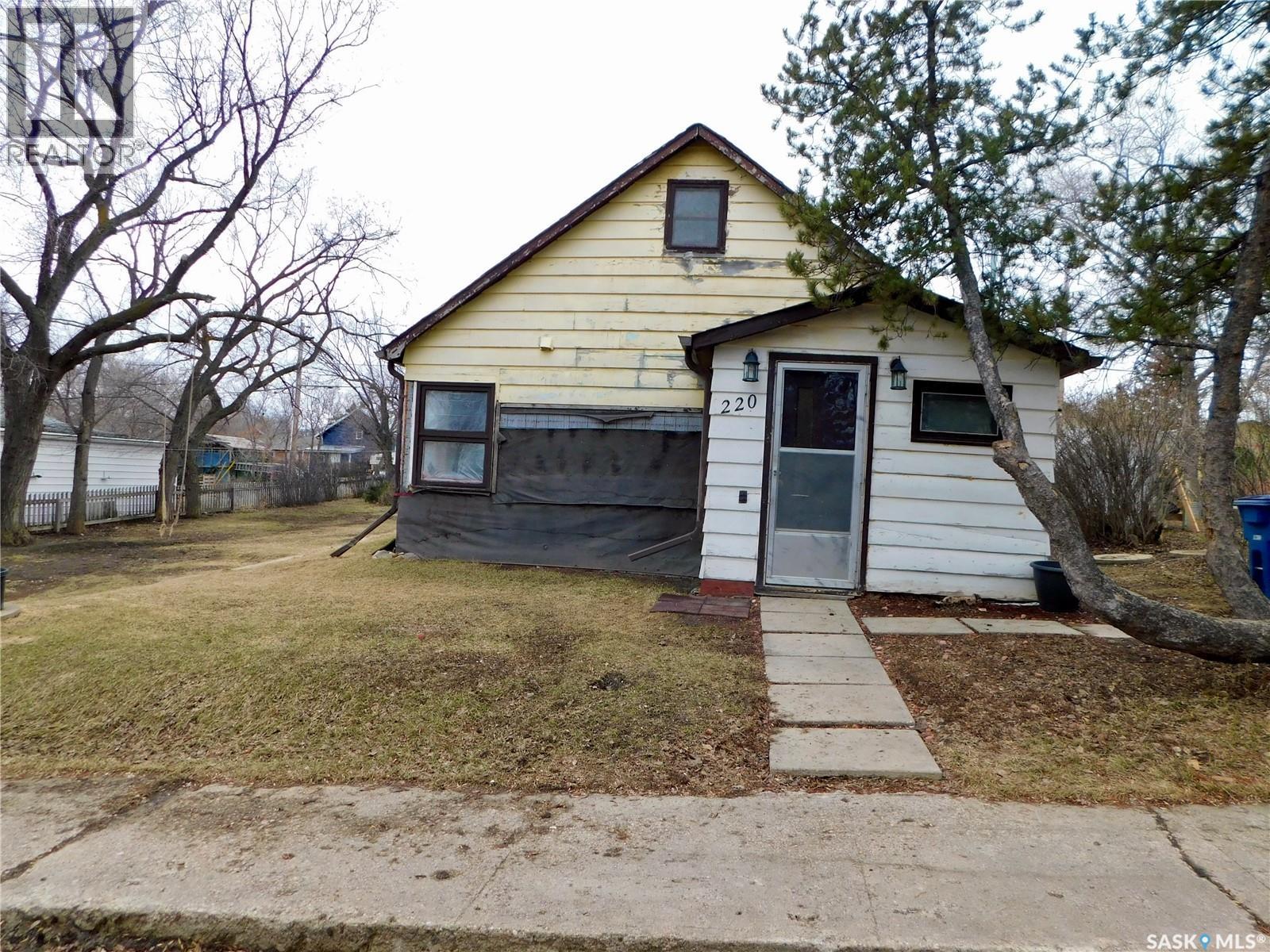 220 2Nd Street E, Lafleche, SK - Outdoor