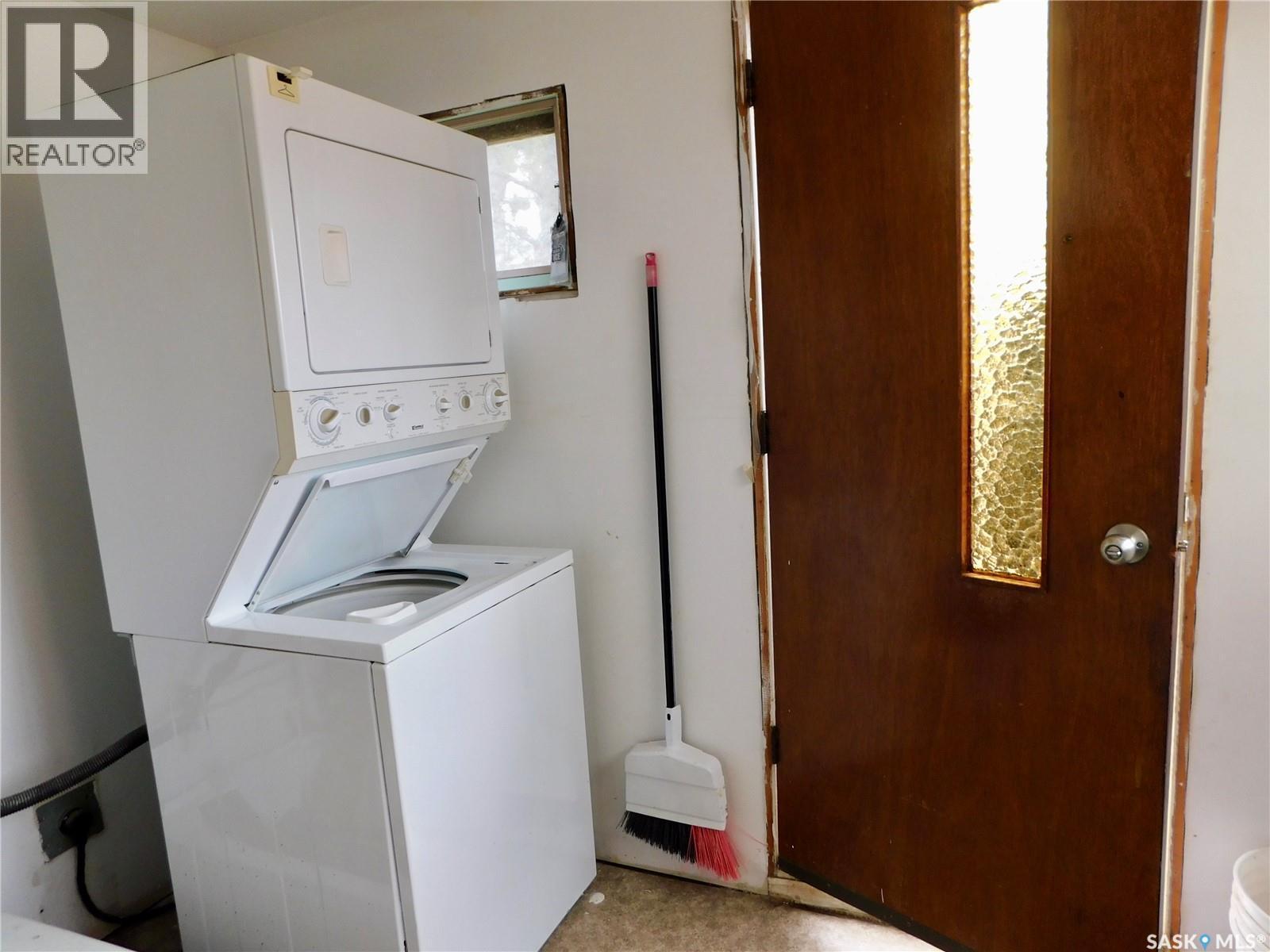220 2Nd Street E, Lafleche, SK - Indoor Photo Showing Laundry Room