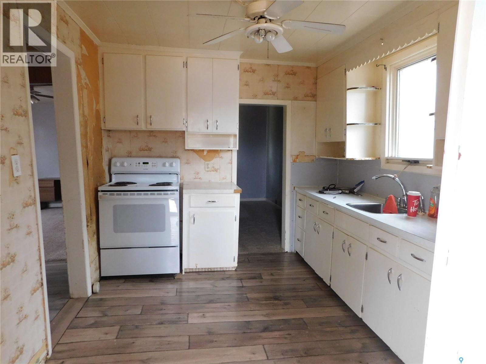 220 2Nd Street E, Lafleche, SK - Indoor Photo Showing Kitchen
