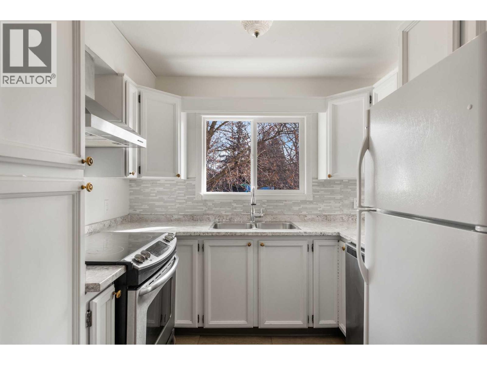 1985 Burtch Road Unit# 14, Kelowna, BC - Indoor Photo Showing Kitchen With Double Sink